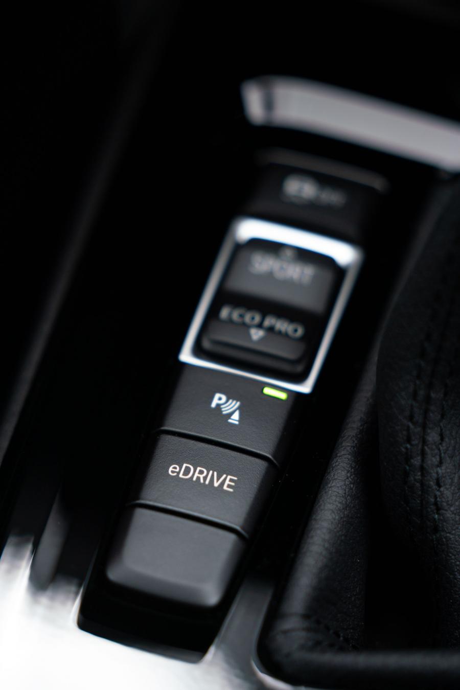 Детали интерьера BMW X1 xDrive25e M Sport (F48) 2019 года  (WW) (фото 13 из 22)